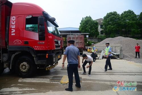 武宁交警开展 百吨王 货运车辆超限超载集中统一整治 图